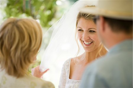 simsearch:693-06017155,k - Young adult bride speaking to her mother and father. Foto de stock - Sin royalties Premium, Código: 6128-08798710