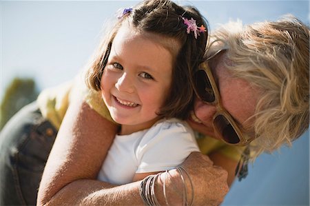 shoulders mom - Mother and little girl hugging. Photographie de stock - Premium Libres de Droits, Code: 6128-08799097