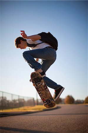 simsearch:614-03228256,k - Teenage boy skateboarding. Foto de stock - Sin royalties Premium, Código: 6128-08799112
