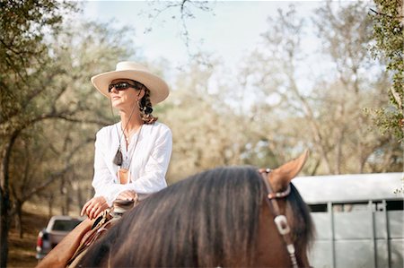 simsearch:6128-08840980,k - Woman sits on a horse as she poses for a portrait. Photographie de stock - Premium Libres de Droits, Code: 6128-08799118