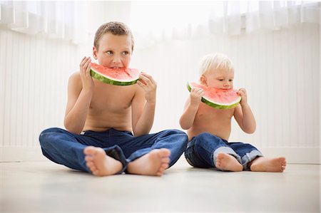 singe (primate) - Two brothers dressed identically and eating watermelon Photographie de stock - Premium Libres de Droits, Code: 6128-08727435