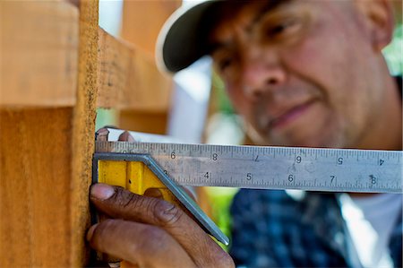 Builder putting down a hammer on a building site. Fotografie stock - Premium Royalty-Free, Codice: 6128-08727706