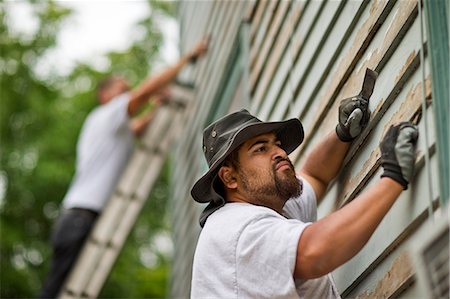 Builder sanding a piece of wood with an electric sander. Fotografie stock - Premium Royalty-Free, Codice: 6128-08727933