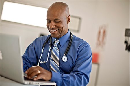 simsearch:695-05771285,k - Doctor using his laptop in his office. Foto de stock - Royalty Free Premium, Número: 6128-08728003