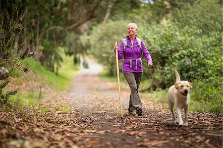 Mature woman on a rural hike with her dog. Foto de stock - Sin royalties Premium, Código: 6128-08728000