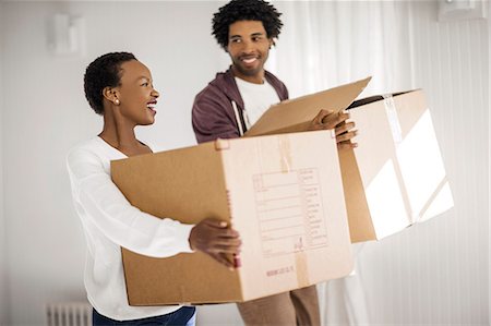simsearch:6128-08781051,k - Happy couple moving into their new home. Foto de stock - Royalty Free Premium, Número: 6128-08728158