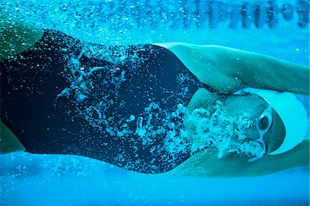 simsearch:6124-08945923,k - Female swimmer under the water. Photographie de stock - Premium Libres de Droits, Code: 6128-08728113