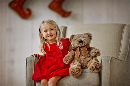 simsearch:6128-08728277,k - Young girl sitting on an armchair with her teddy bear. Photographie de stock - Premium Libres de Droits, Code: 6128-08728299