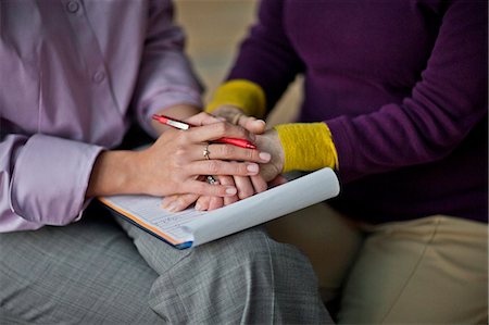 simsearch:6128-08728035,k - Doctor holding hands with her patient. Foto de stock - Sin royalties Premium, Código: 6128-08728210