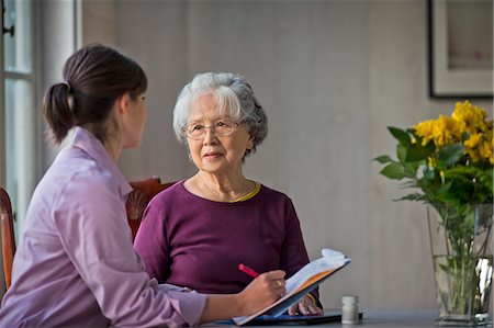 simsearch:6128-08738394,k - Elderly woman speaking with her doctor. Fotografie stock - Premium Royalty-Free, Codice: 6128-08728212