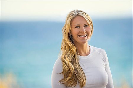 simsearch:6128-08727668,k - Portrait of a smiling young woman by the sea. Stock Photo - Premium Royalty-Free, Code: 6128-08728342