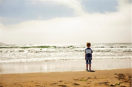 simsearch:6128-08738117,k - Young boy playing on beach. Foto de stock - Sin royalties Premium, Código: 6128-08728357