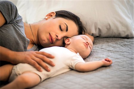 simsearch:6128-08728378,k - Mother and sleeping baby. Foto de stock - Sin royalties Premium, Código: 6128-08728384