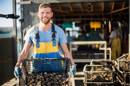 dock worker pictures - Young man shows caught shellfish. Photographie de stock - Premium Libres de Droits, Code: 6128-08728427