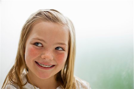 simsearch:6128-08737667,k - Smiling young girl wearing braces on her mouth. Photographie de stock - Premium Libres de Droits, Code: 6128-08737667