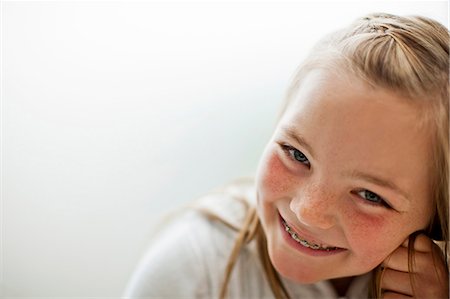 simsearch:6128-08737667,k - Portrait of a giggling young girl. Photographie de stock - Premium Libres de Droits, Code: 6128-08737666