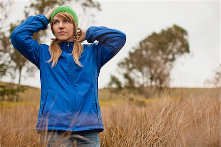 Young woman wearing warm clothing while out in the country. Photographie de stock - Premium Libres de Droits, Code: 6128-08737616