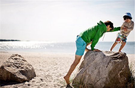 simsearch:6128-08767321,k - Father and young son have fun at beach. Foto de stock - Royalty Free Premium, Número: 6128-08737748