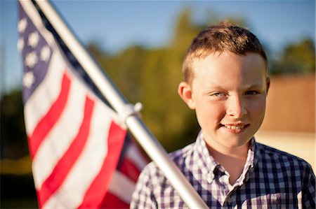 simsearch:6128-08737856,k - Portrait of a young boy holding an American flag. Photographie de stock - Premium Libres de Droits, Code: 6128-08737860