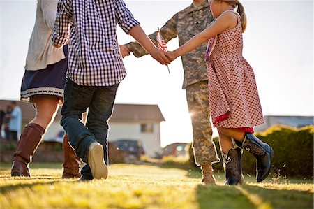 simsearch:614-05955273,k - Soldier dancing with his family in the back yard of their home. Fotografie stock - Premium Royalty-Free, Codice: 6128-08737864