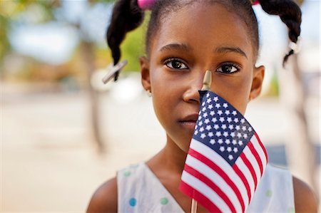 simsearch:6128-08737856,k - Portrait of a young girl holding an American flag. Photographie de stock - Premium Libres de Droits, Code: 6128-08737828