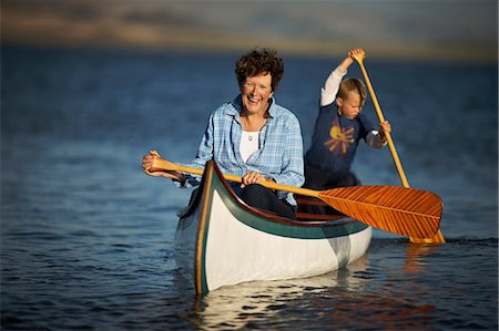 simsearch:632-03779299,k - Portrait of a happy mature woman canoeing with her young grandson. Foto de stock - Sin royalties Premium, Código: 6128-08737966
