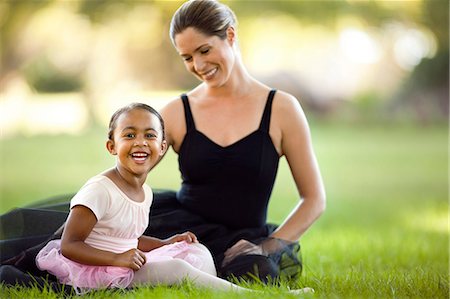Young girl and her mother wearing tutus in a park. Photographie de stock - Premium Libres de Droits, Code: 6128-08737979