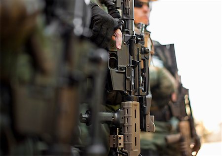 simsearch:693-06379173,k - Guns held by a line of army soldiers. Photographie de stock - Premium Libres de Droits, Code: 6128-08737914