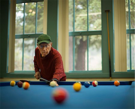 simsearch:6128-08738145,k - Active senior man focused on a game of pool. Stock Photo - Premium Royalty-Free, Code: 6128-08738147