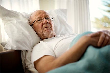 simsearch:6128-08727873,k - Concerned senior man lying in bed with his hands clasped. Foto de stock - Sin royalties Premium, Código: 6128-08738188