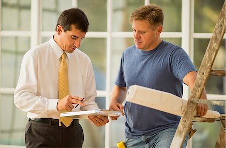 Businessman and contractor discussing a project. Foto de stock - Sin royalties Premium, Código: 6128-08738106