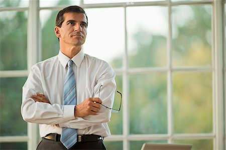 simsearch:6128-08780839,k - Mid adult businessman standing with his arms crossed. Photographie de stock - Premium Libres de Droits, Code: 6128-08738108