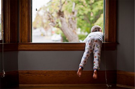 sich aufhängen - Young boy in pajamas looking out a window. Stockbilder - Premium RF Lizenzfrei, Bildnummer: 6128-08738117