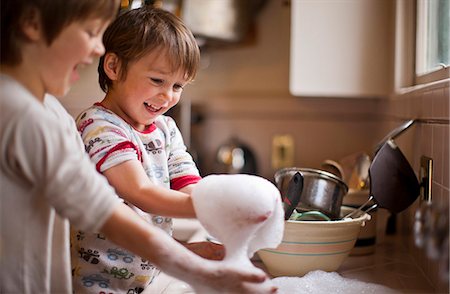 Two brothers playing with soap suds while washing up. Photographie de stock - Premium Libres de Droits, Code: 6128-08738118