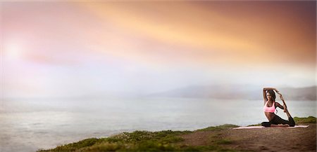 simsearch:6128-08738446,k - Smiling young woman practicing yoga on a beach at sunset. Photographie de stock - Premium Libres de Droits, Code: 6128-08738285