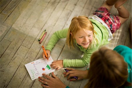 paper pencil top angle - Smiling young girl coloring with her mother. Photographie de stock - Premium Libres de Droits, Code: 6128-08738368