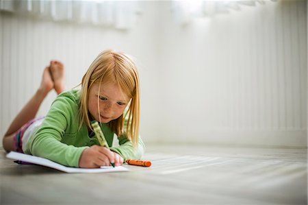 simsearch:695-03380358,k - Happy young girl coloring with crayons. Foto de stock - Royalty Free Premium, Número: 6128-08738369