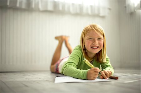 simsearch:695-03380358,k - Portrait of a smiling young girl coloring with crayons. Foto de stock - Royalty Free Premium, Número: 6128-08738370