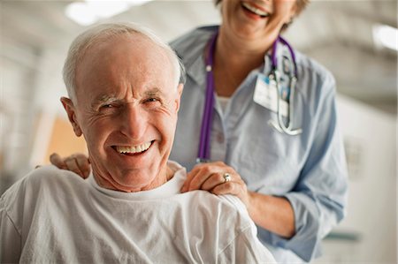 doctor with patient - Portrait of a smiling elderly man. Photographie de stock - Premium Libres de Droits, Code: 6128-08738304