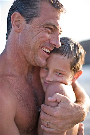 simsearch:6128-08825403,k - Father with his arm around his son at the beach Stock Photo - Premium Royalty-Free, Code: 6128-08841017