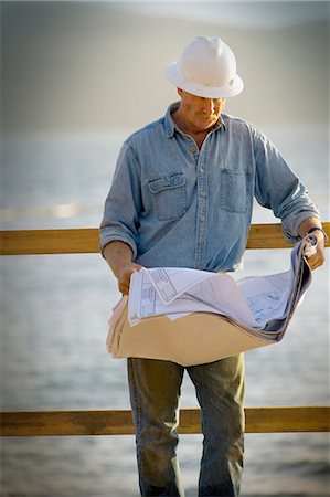 View of a man holding a building plans. Foto de stock - Sin royalties Premium, Código: 6128-08825360