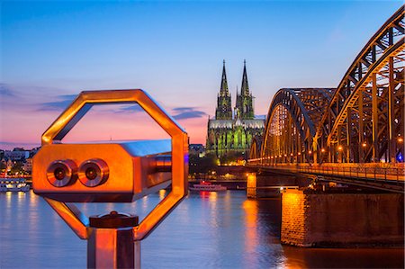simsearch:862-08273191,k - Hohenzoller Bridge over River Rhine and Cologne Cathedral with binoculars at dusk in Cologne city. Cologne city (Koln), North Rhine Westphalia, Germany, Europe. Foto de stock - Royalty Free Premium, Número: 6129-09044010