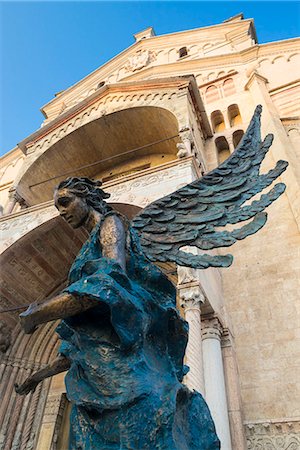 simsearch:862-05997985,k - Verona, Italy, Europe. Statue of an Angel in front of the Verona Cathedral or Cattedrale Santa Maria Matricolare Foto de stock - Sin royalties Premium, Código: 6129-09044153