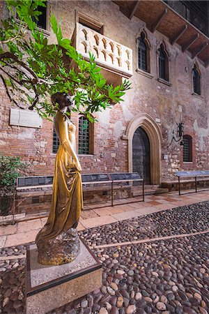 romeo und julia - Verona, Veneto, Italy. House of Juliet by night Stockbilder - Premium RF Lizenzfrei, Bildnummer: 6129-09044154