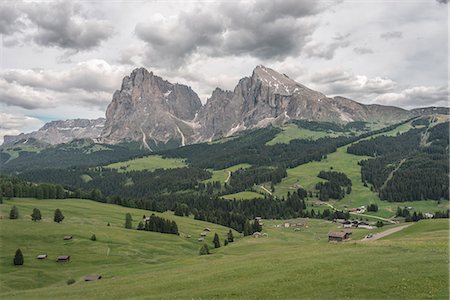 simsearch:6129-09086908,k - Alpe di Siusi/Seiser Alm, Dolomites, South Tyrol, Italy. View from the Alpe di Siusi to the peaks of Sassolungo/Langkofel and Sassopiatto / Plattkofel Photographie de stock - Premium Libres de Droits, Code: 6129-09044170