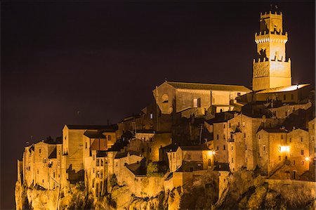 View on the historic part of Pitigliano village at night.Pitigliano, Grosseto province, Tuscany, Italy, Europe Foto de stock - Sin royalties Premium, Código: 6129-09044270