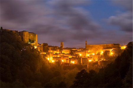 Village of Sorano at night.Sorano, Grosseto province, Tuscany, Italy, Europe Foto de stock - Sin royalties Premium, Código: 6129-09044272