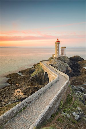 Petit Minou lightouse at sunrise. Plouzané, Finistère, Brittany, France. Foto de stock - Sin royalties Premium, Código: 6129-09044389