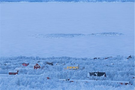 View of Abisko houses, on the banks of Tornetrask Lake. Abisko, Abisko National Park, Norbottens Ian, Sweden,Europe Photographie de stock - Premium Libres de Droits, Code: 6129-09044305