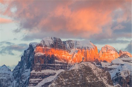 Red light over Brenta Dolomites at sunset - Madonna di Campiglio - Trentino Alto Adige Foto de stock - Sin royalties Premium, Código: 6129-09044458